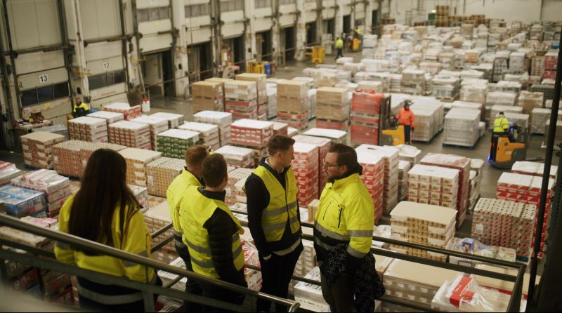 Logistics centre of the Nagel-Group in Bochum: Employees of the Logistikbude and the Nagel-Group in conversation during operations.